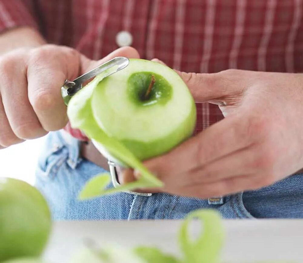 Для лучшего хранения яблоки протирают раствором хлорида. Нож для очистки яблок от кожуры. Начищенное яблоко. Кожура от яблока. Очистка яблоко от кожуры.