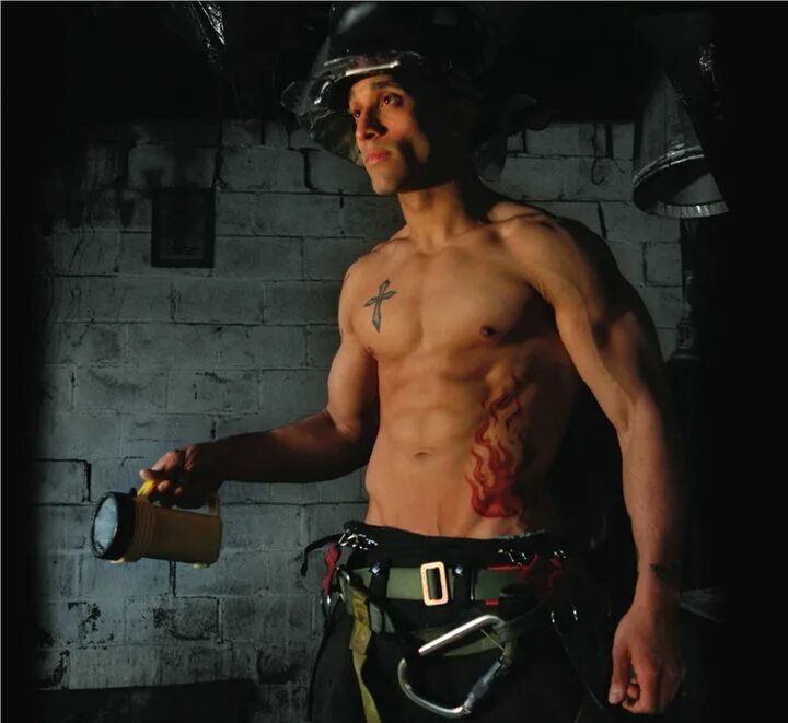 Ночной сварщик. Парни пожарные. Мужик со сваркой. Мужчина сварщик. Сварщик стриптизер.