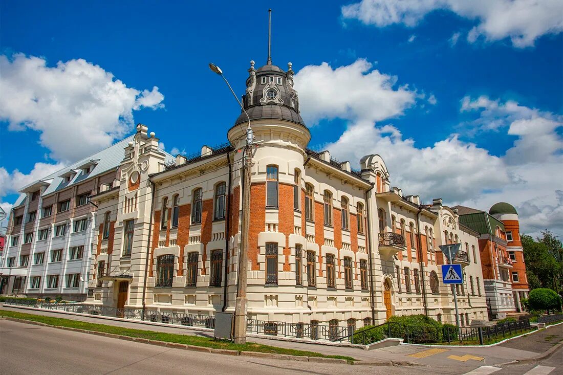 Дом Яковлева и Полякова Барнаул. Дом купца Полякова в Барнауле. Особняк купца Яковлева Барнаул. Дом Яковлева и Полякова достопримечательности Барнаула.