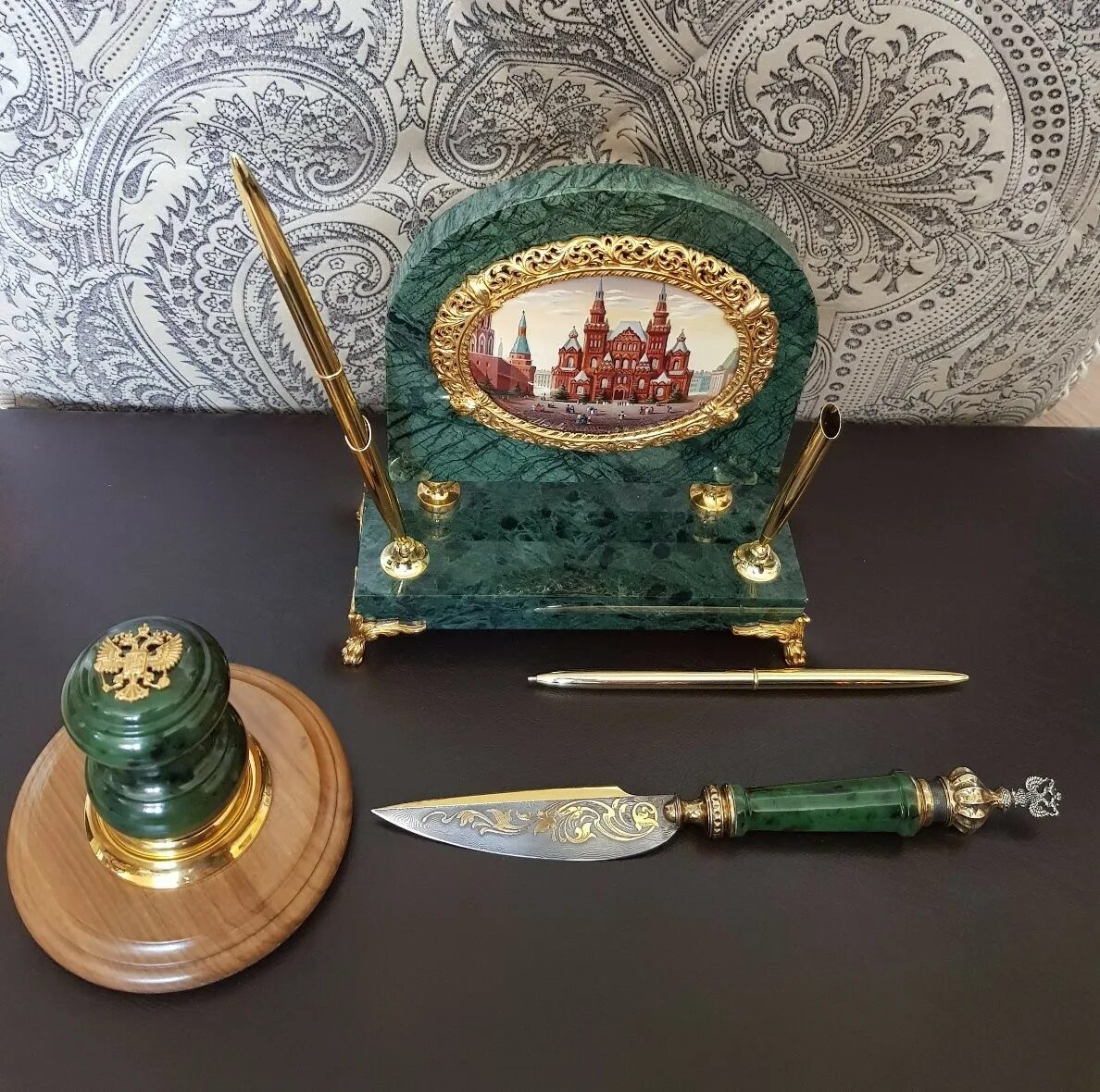 Настолка про москву. Настольные москва. Moscow настольная игра. Настольная медаль 860 лет москве. Настольные москва.