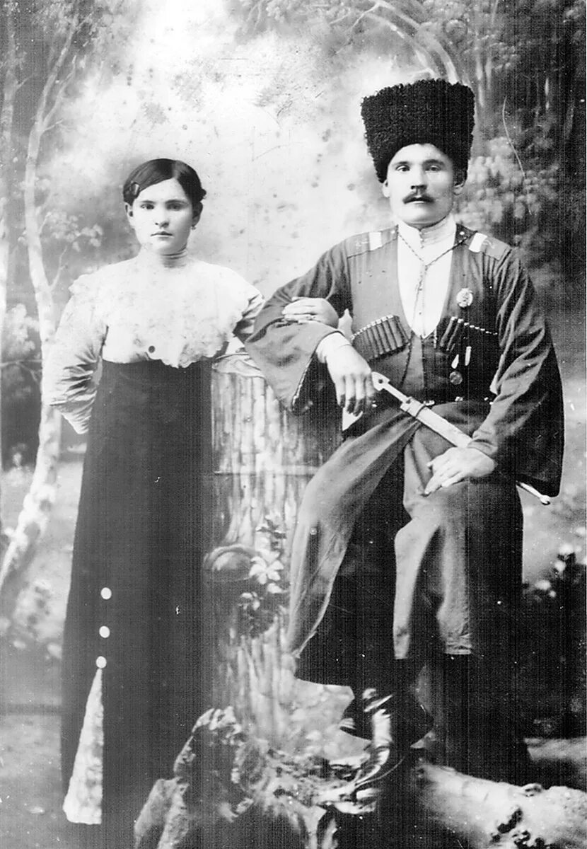 Одежда донской казачки 19 век. Жена казака. Терские казаки российская империя. Жена казака. Донской казак с женой.