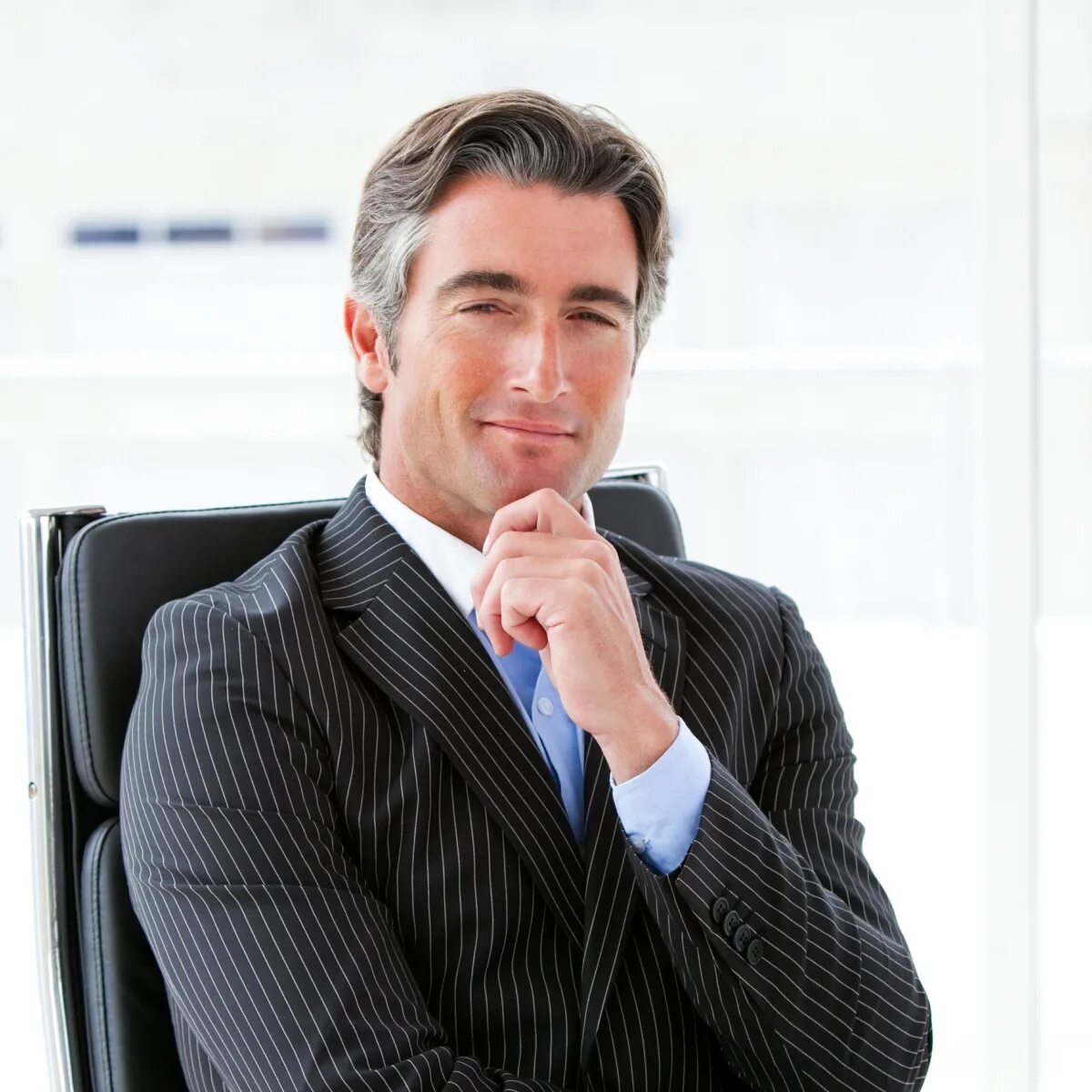 успешный человек. крупный бизнесмен. бизнесмен на белом фоне. деловой мужчина. портрет бизнесмена.