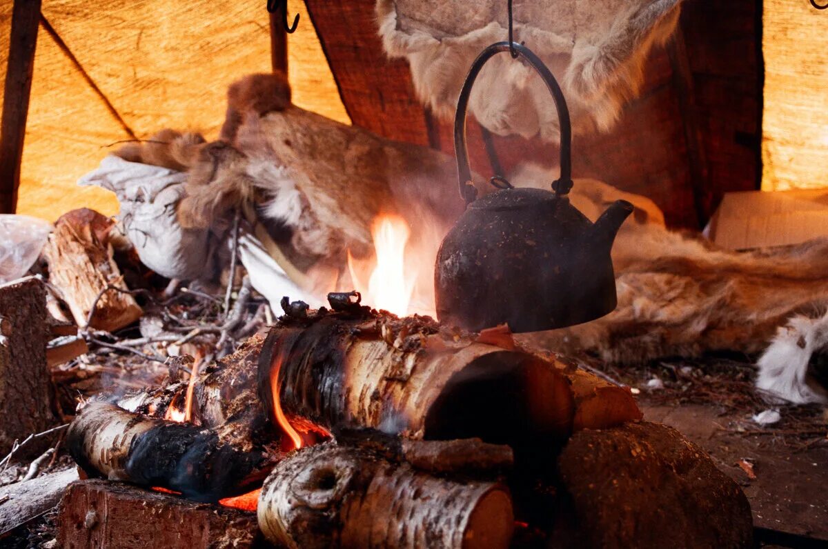 Юрта внутри ханты и манси. Летом в чуме. Чум шамана. Огонь в чуме. Чум ханты и манси внутри.