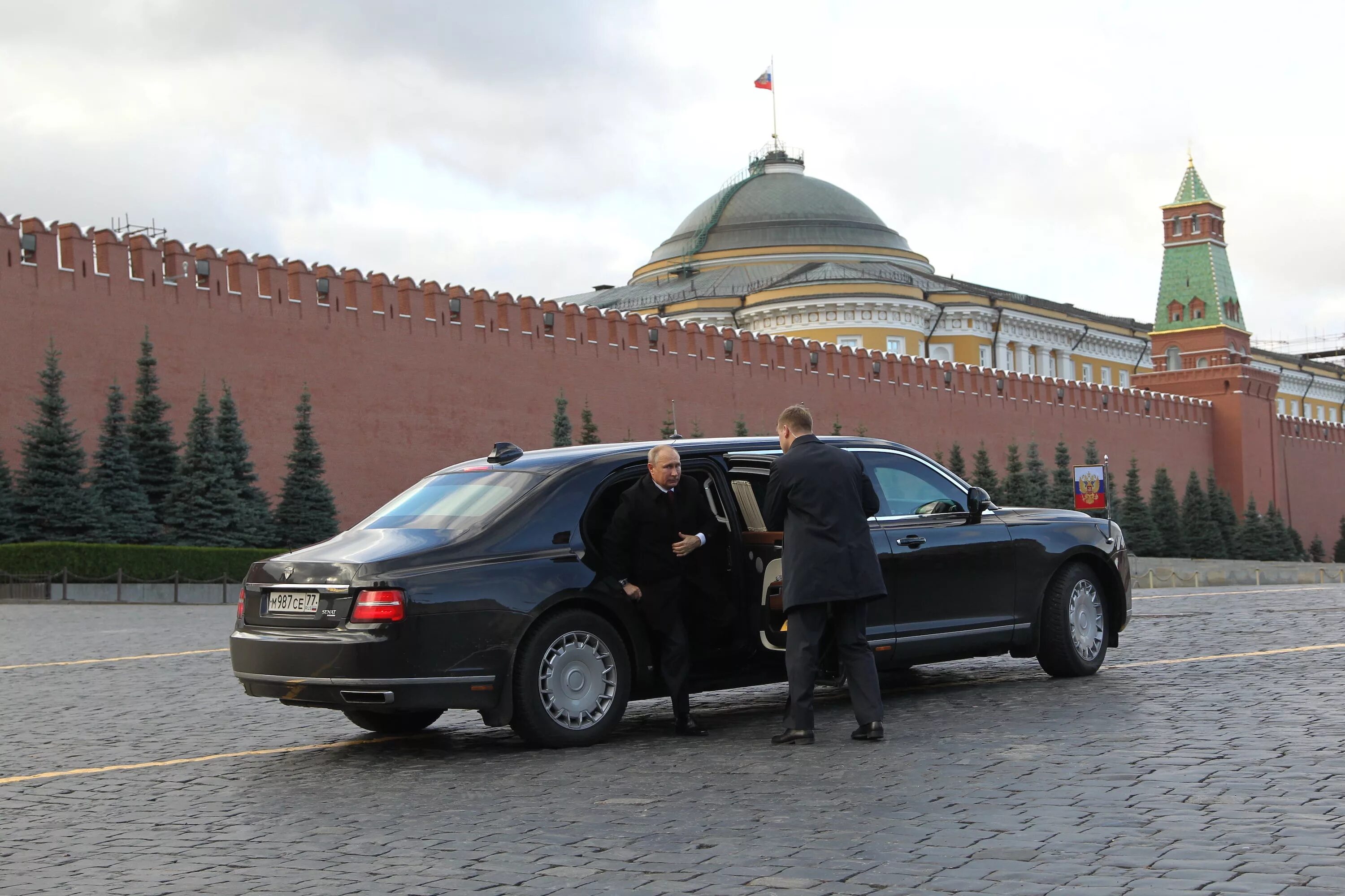 Аурус кортеж президента. Машина Путина Аурус. Аурус автомобиль ФСО.