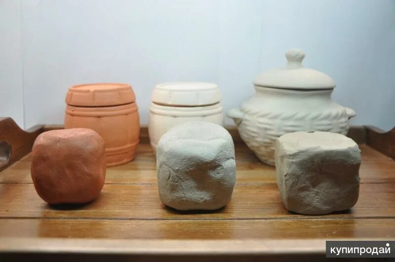 Гончарная и шамотная глина. Гончар и глина. Глиняная рука. Глина для лепки коричневая. Какая гончарная глина.