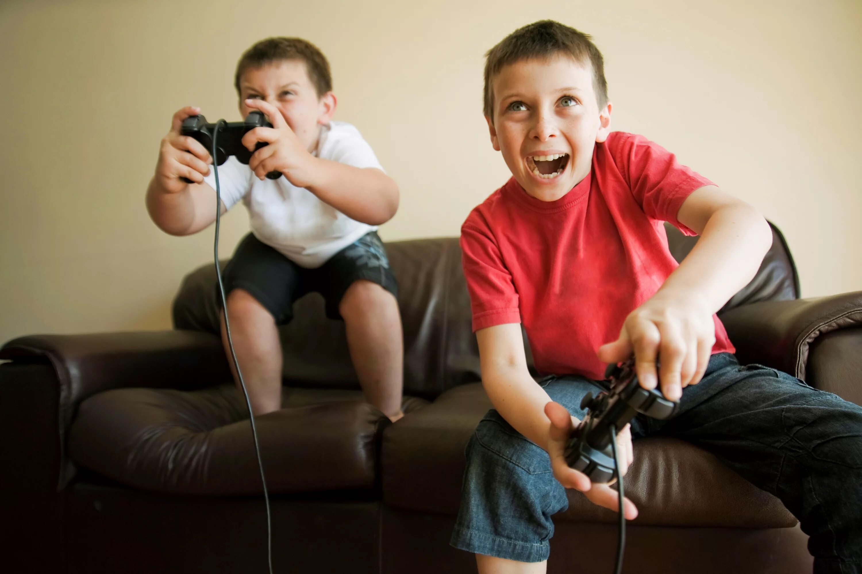 Увлеклась видео. Дети играющие в компьютерные игры. Ребенок играющий в приставку. Ребенок геймер. Дети играющие в Видеоигры.