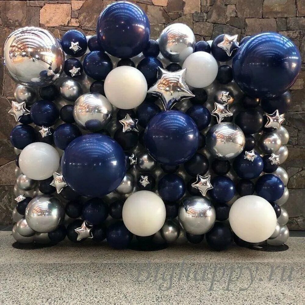 Фотозона шары. Фотозона из шаров. Фотозона с белыми шарами. Фотозрнп с синими шарами.