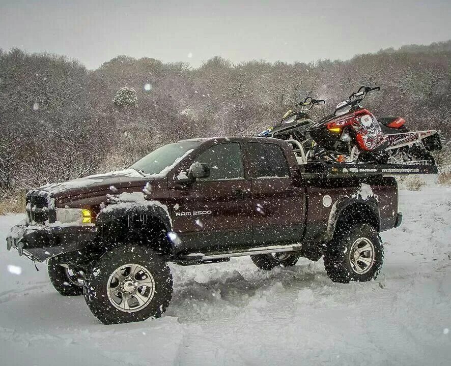 Пикап трое. Dodge Ram с квадроциклом. Снегоход в кузове пикапа Ram 1500. Кузов Тойота тундра для снегохода. Dodge Ram snowmobile.