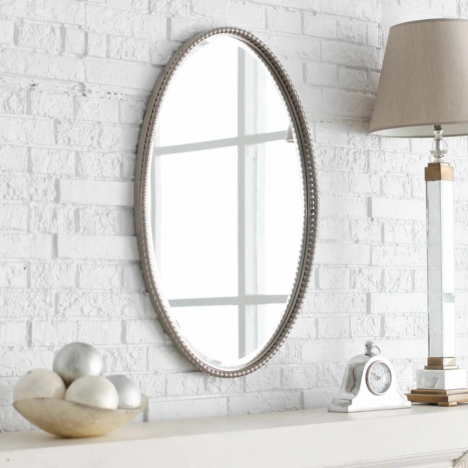 Подвесное зеркало для ванной. Зеркало овальное в ванную комнату. Овальное зеркало в интерьере. Овальное зеркало для ванной комнаты. Ванная с овальным зеркалом.