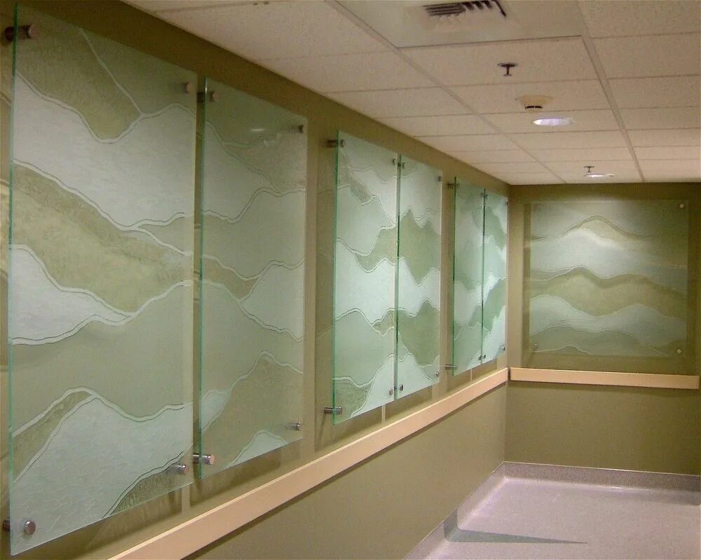 Купить стекло для стены. Стеклянные панели для стен. Стеклянные панели для стен для внутренней отделки. Стеклянное панно на стену. Прозрачные панели для стен.