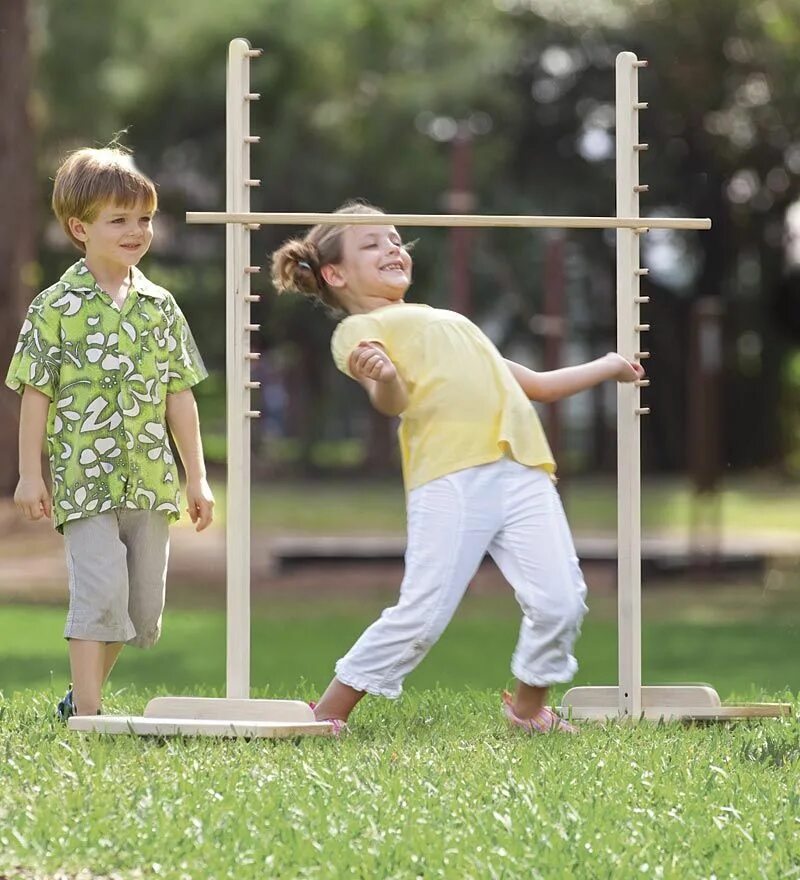 Задание на свежий воздух. Игра Лимбо для детей. Активные игры для детей. Игры на свежем воздухе для детей. Инвентарь для игр на свежем воздухе.