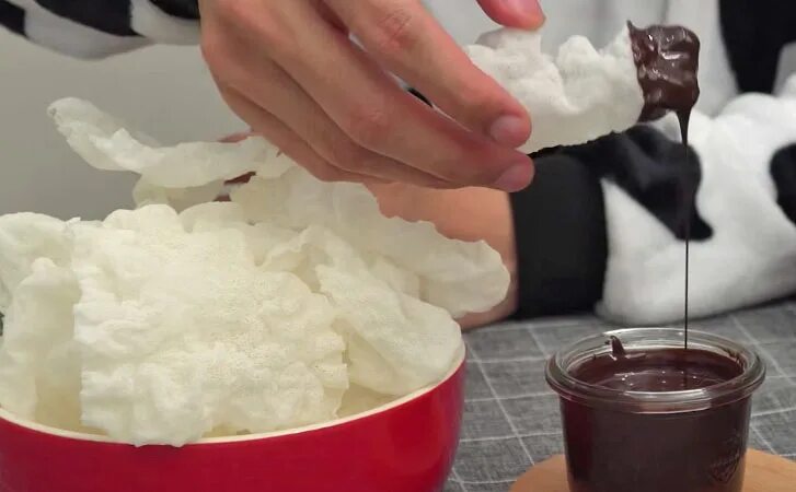 Бумага из риса. Рисовая бумага в масле. Рисовая бумага жареная в масле. Поджаренная рисовая бумага. Десерт жареное масло.