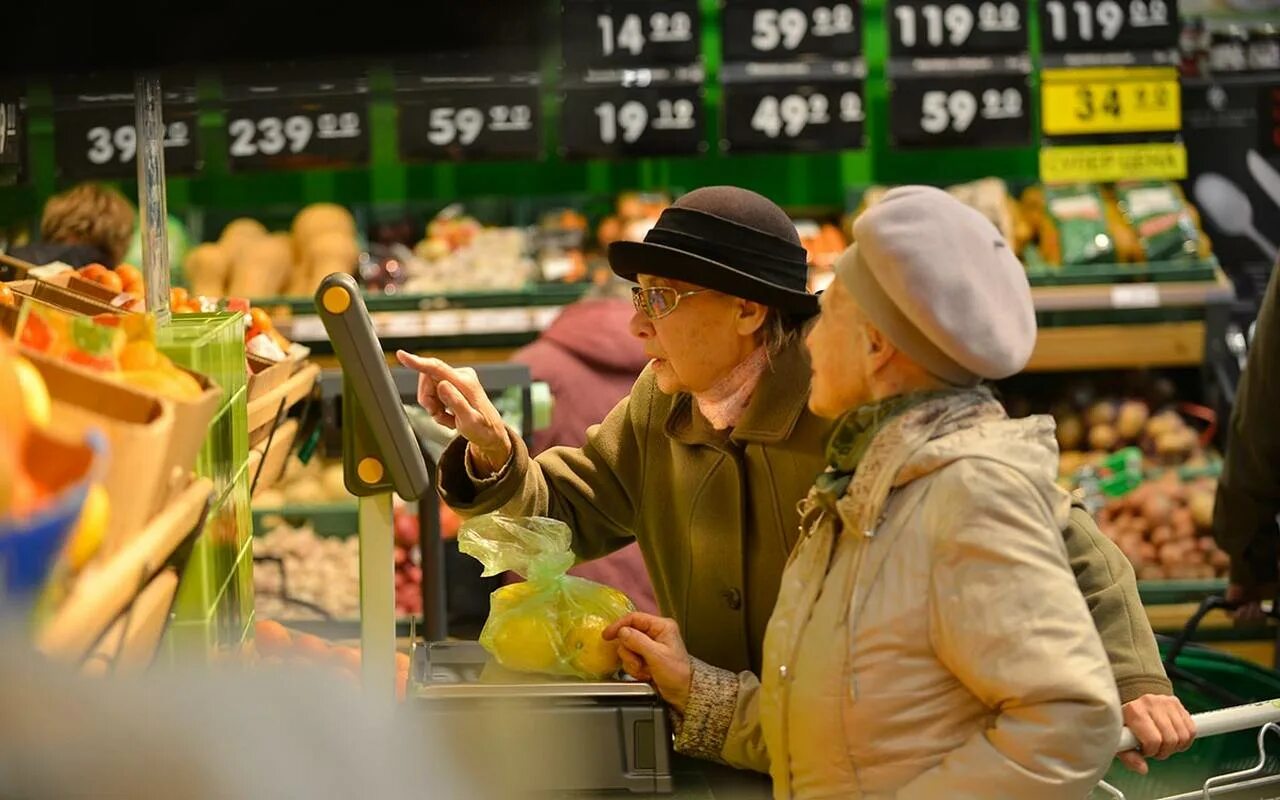 Пенсионер в супермаркете. Пенсионеры в продуктовом магазине. Пенсионерка в магазине. Бабушка в продуктовом магазине. Как жить без магазина