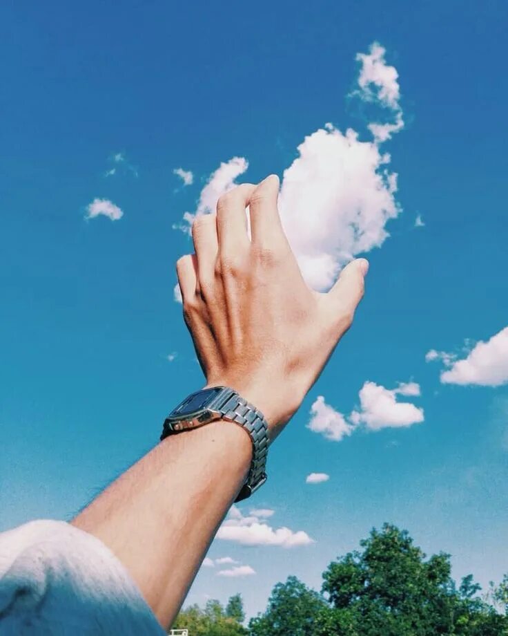 Руки к небу. Облако в руках. Ладонь на фоне неба. Небо на ладони.