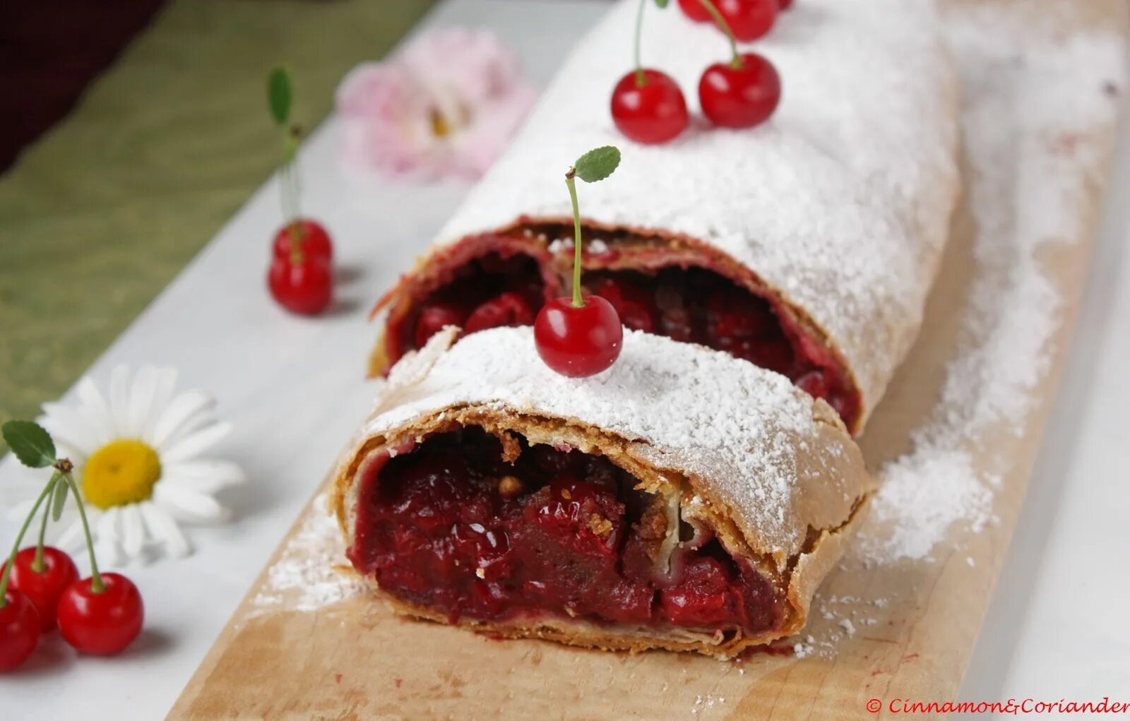 Рецепт штруделя из слоеного теста с вишней. Cherry Strudel. Штрудель с вишней. Штрудель вишневый с мороженым. Малиновый штрудель.