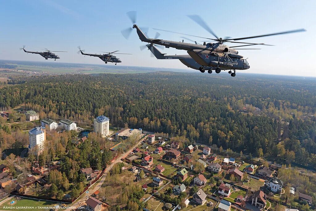 Вертолеты над железногорским водохранилищем. Вертолет над деревней. Вертолеты над Нарышкино. Вертолет над Павлово Посадском. Вертолет над Пермью.