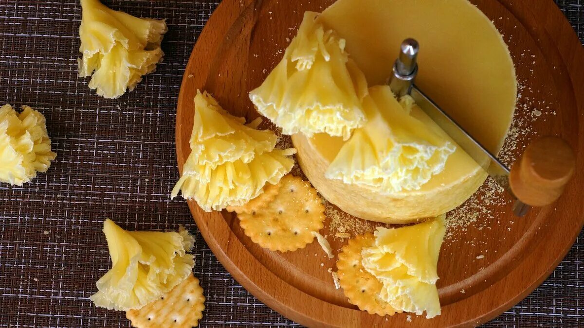 Сыр муан купить. Сыр тет де Муан. Сыр де Муан Швейцария. Сыр тет де Муан Марго фромаж. Швейцарский сыр tete de Moine.