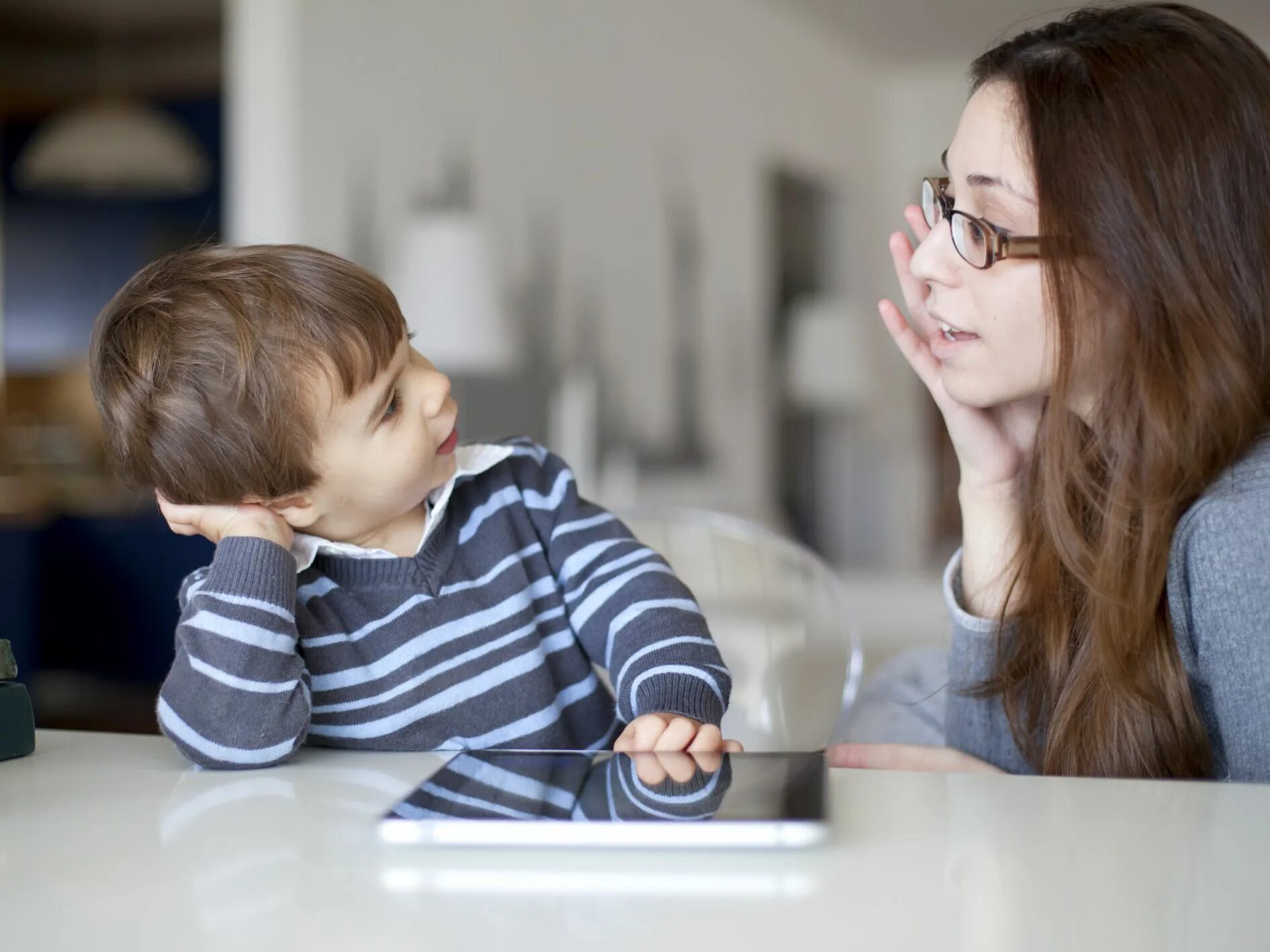 Speak when teacher. Общение детей. Разговор с ребенком. Беседа с детьми. Взрослый учит ребенка.