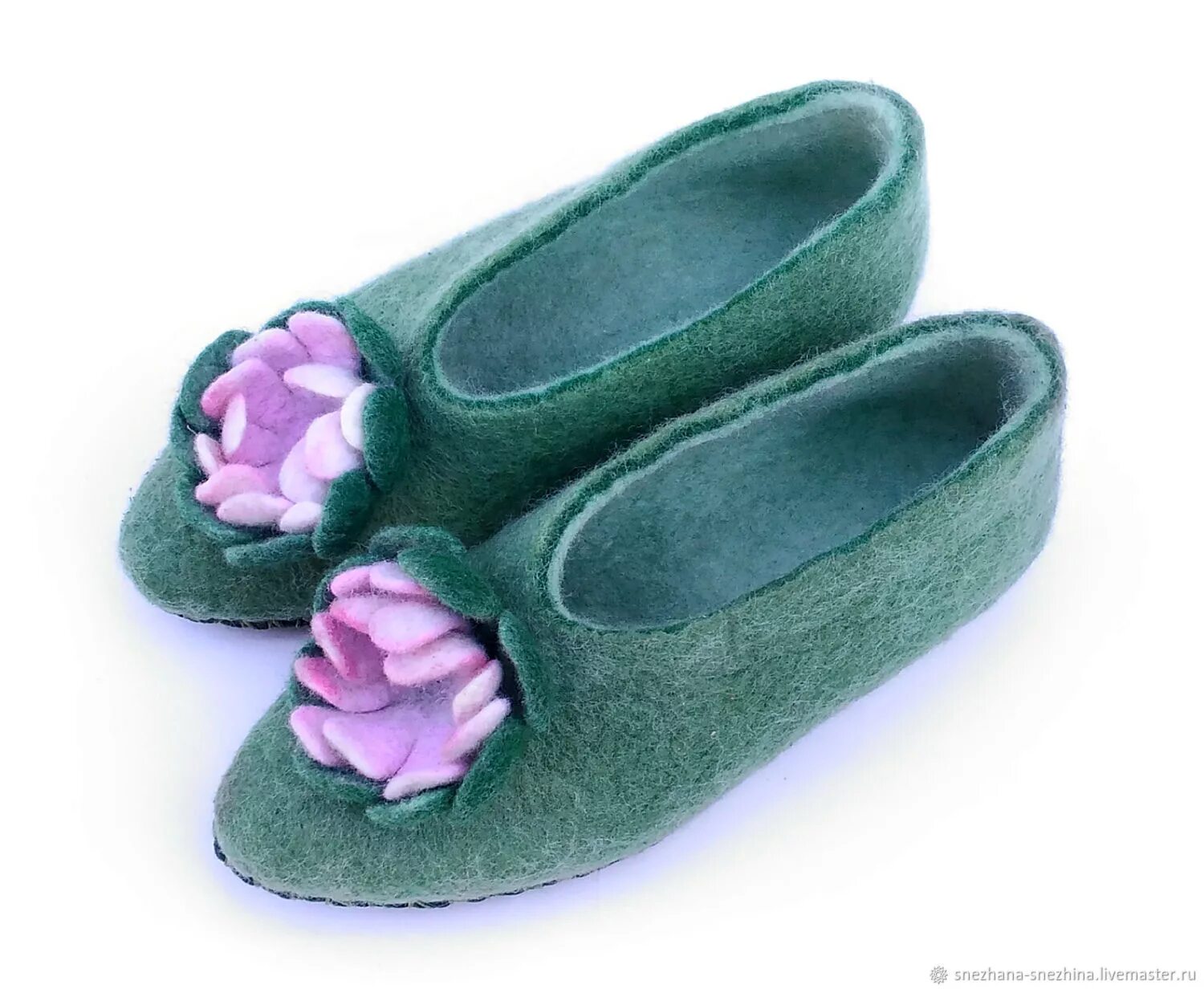 Тапки из шерсти валяние. Цветок тапочки. Тапки войлочные зенден. Цветочек крючком на тапочки. Цветок тапочки.