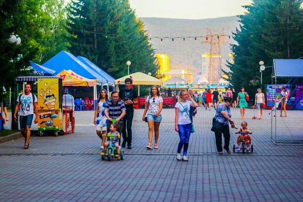 Центральный парк горького красноярск. Центральный парк имени горького красноярск. Парк горького красноярск аттракционы. Красноярск центральный парк набережная. Сквер горького красноярск.