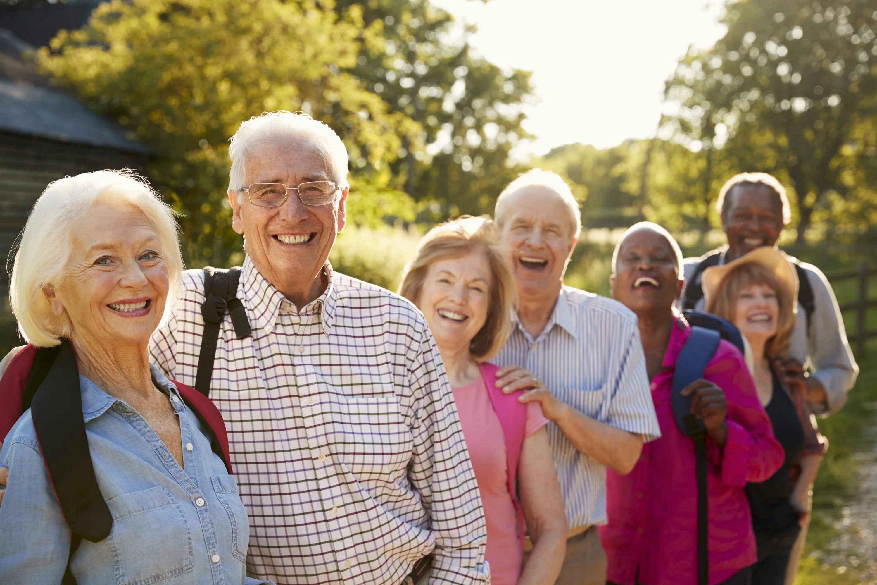 Living old age. Пожилые люди. Пожилые люди и молодежь. Счастливые пенсионеры. Пенсионеры и молодежь.