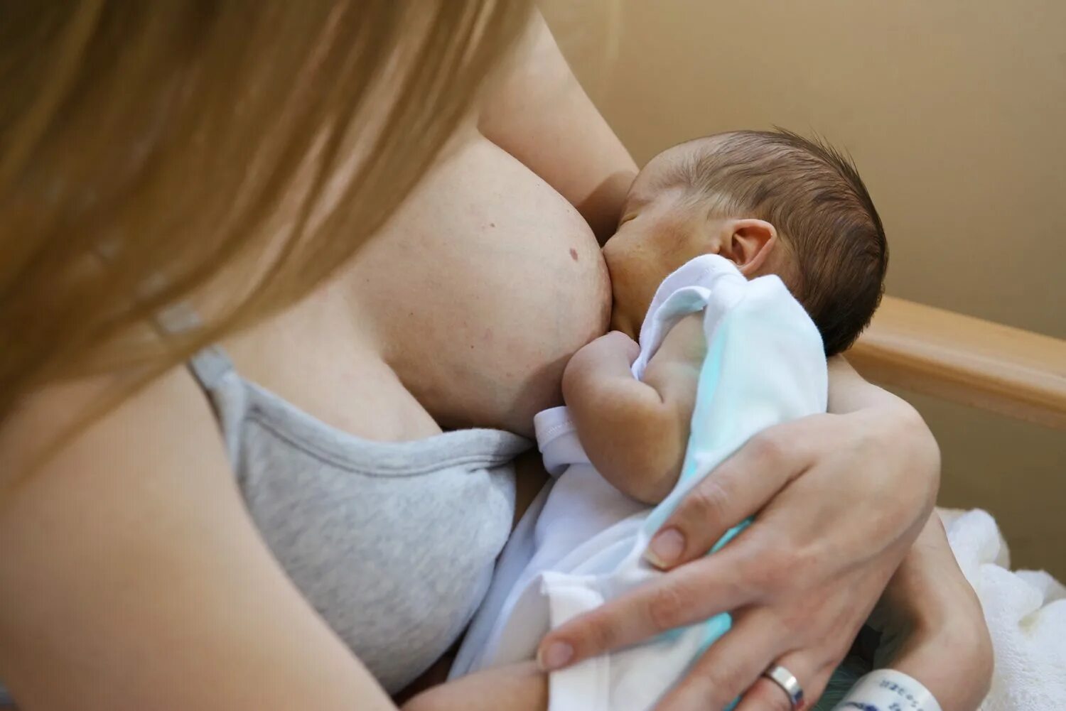 Титя видео. Парамеева Breastfeeding. Грудное вскармливание. Кормление грудью. Кормит грудью.