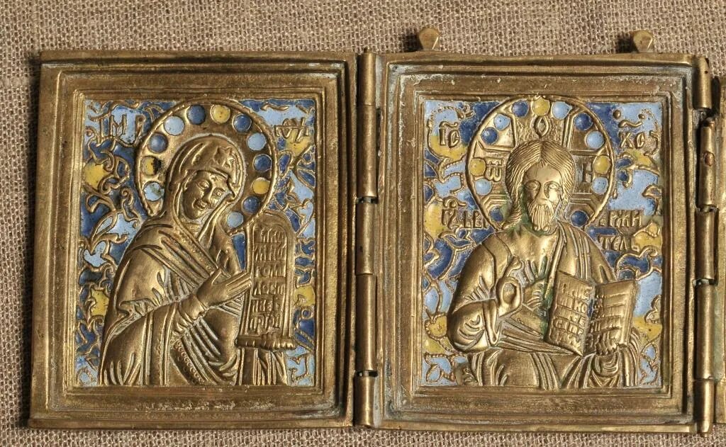 Аукцион иконы старинные. Складень владимирская божья матерь. Старинные иконы в окладе. Складень деисус 19 век. Литые иконы из бронзы.