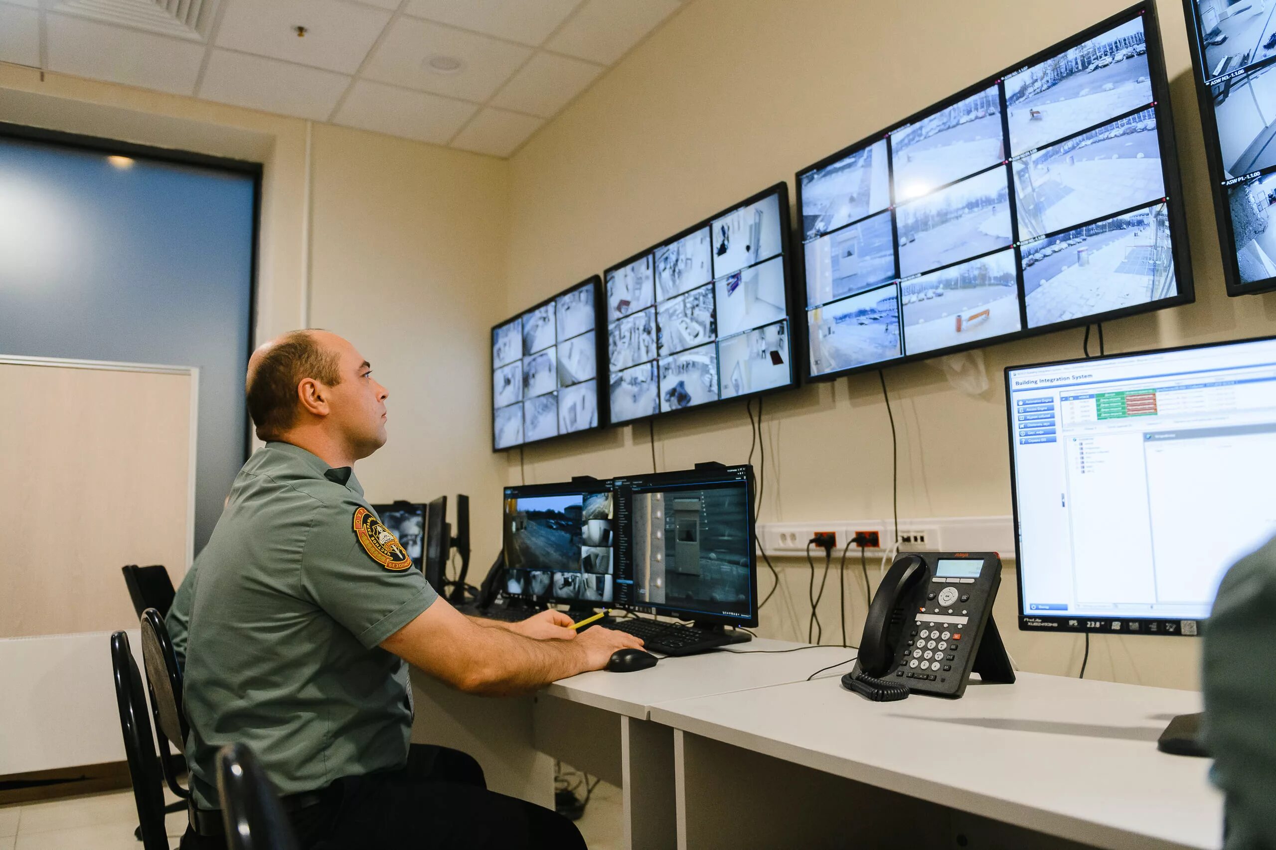 Монитор охраны. Физическая охрана. Охрана объектов чоп москва. Охраняемый объект. Оператор видеонаблюдения.