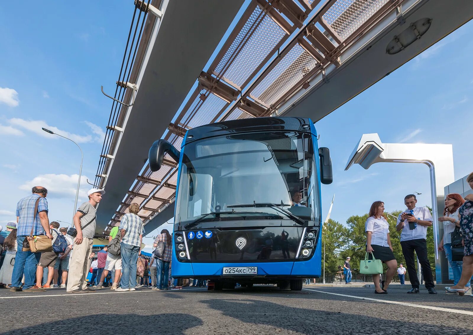 День электробуса. Электробус Москва. Заряд электробуса. Московский транспорт электробус. Зарядная станция для электробуса.