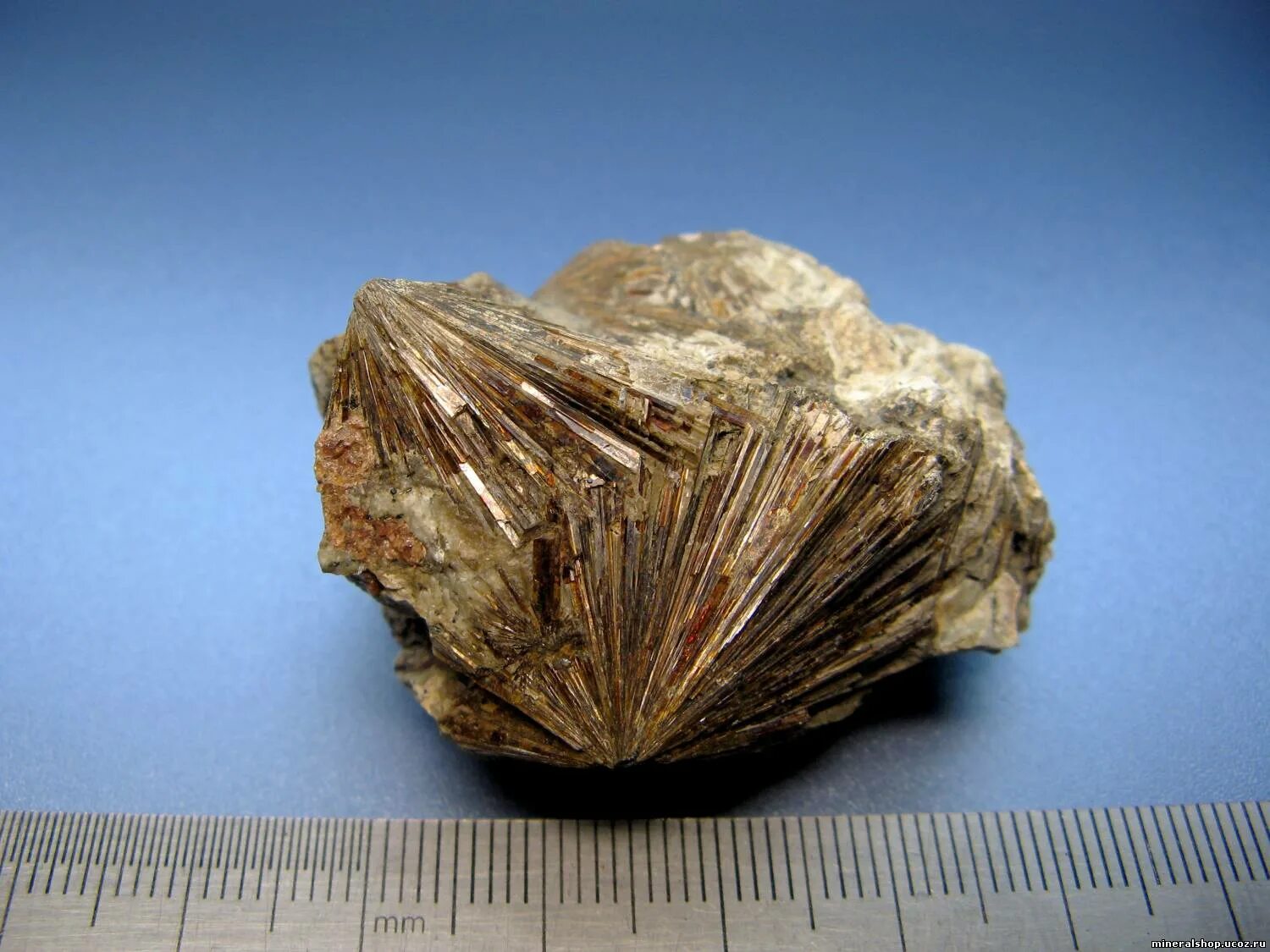 редкий драгоценный камень пейнит. пейнит драгоценный камень. кристалл пейнита. редкий камень пейнит. кристалл пейнита.