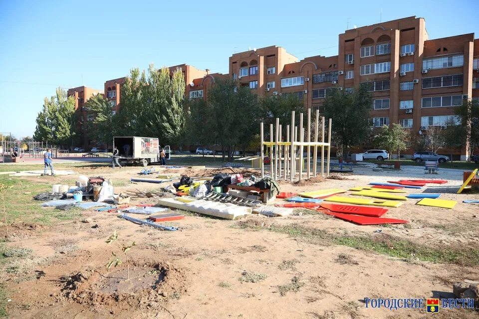 Парк пионеров каменск шахтинский карусели. Парк пионерский волгоград. Парк пионерский волгоград. Пионерский парк касимов. Волгоград лавочки.