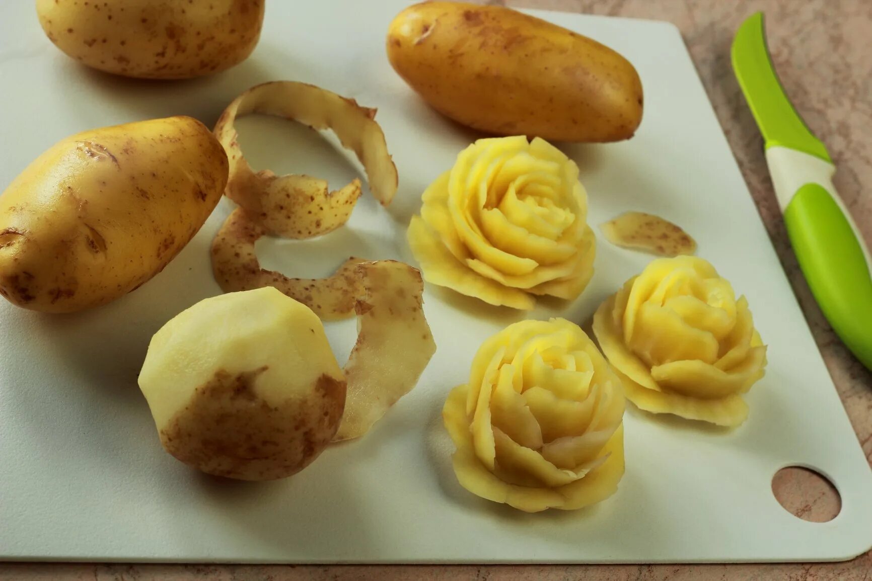 В каких блюдах используют картофель. Украшение из картошки. Карвинг из картошки. Цветы из картошки. Цветы из картофеля поделка.