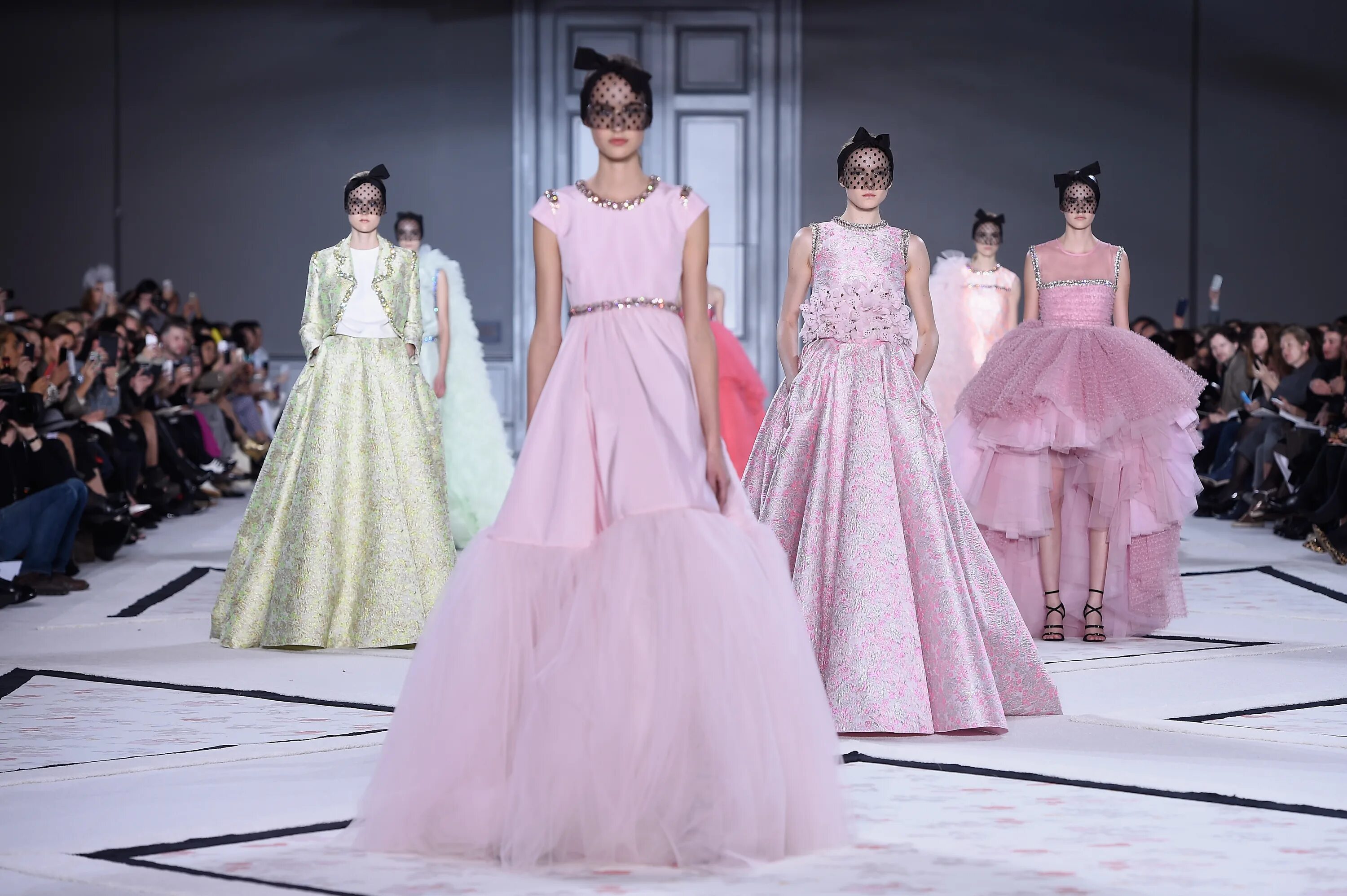 Haute перевод. Giambattista Valli платья. Giambattista Valli Haute Couture. Giambattista Valli Spring 2023 Couture. Giambattista Valli Spring 2023 Couture детали.