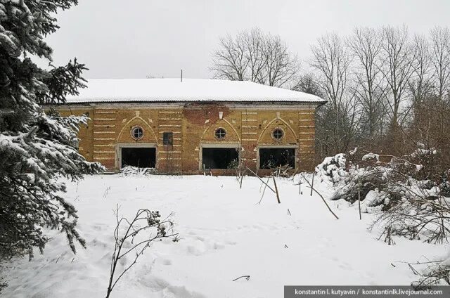 Конный двор усадьба Гребнево. Конюшня в Гребнево. Каретный сарай Гребнево фото. Заброшенный конный дворик Волгоград. Зимний каретник