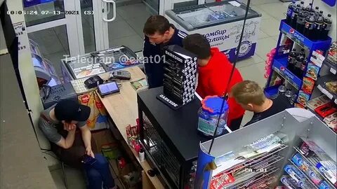 В магазине подарков продавщица упаковывает подарки