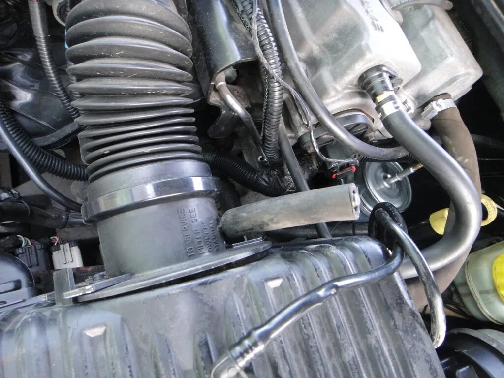 Клапан вентиляции картера Chrysler Voyager 2.4. Клапан вентиляции картерных газов Крайслер 2.4. Клапан вентиляции картерных газов (PCV) Крайслер. Фильтр вентиляции картера Chrysler.