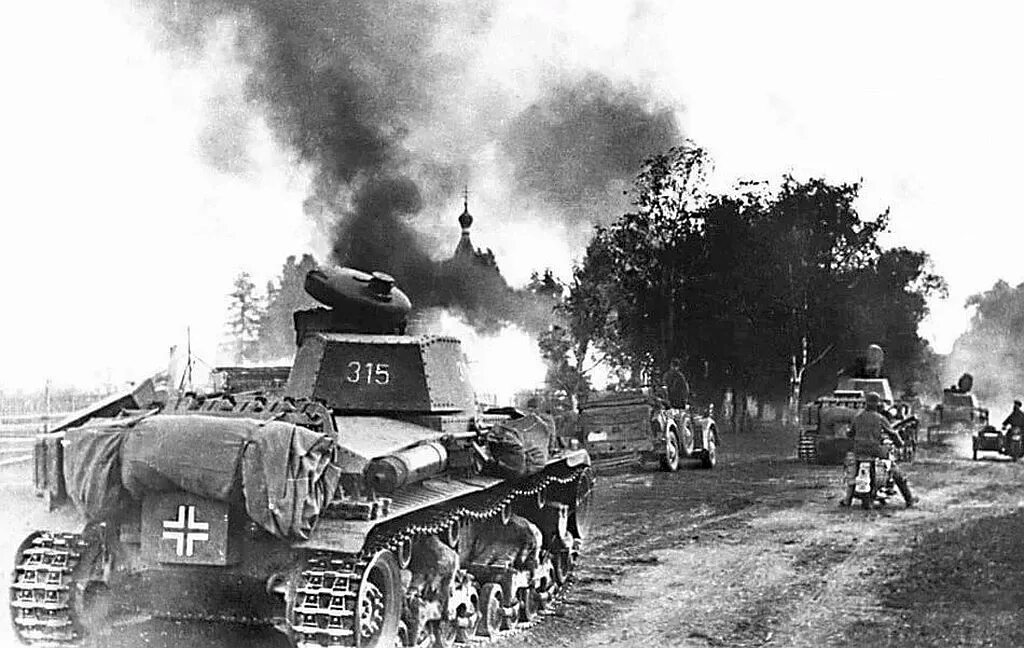 Второй день войны 1941. Наступление немцев 22 июня 1941. PZ 35t 1941. Немецкие танки в наступлении 1941. Танки ВОВ 1941-1945.