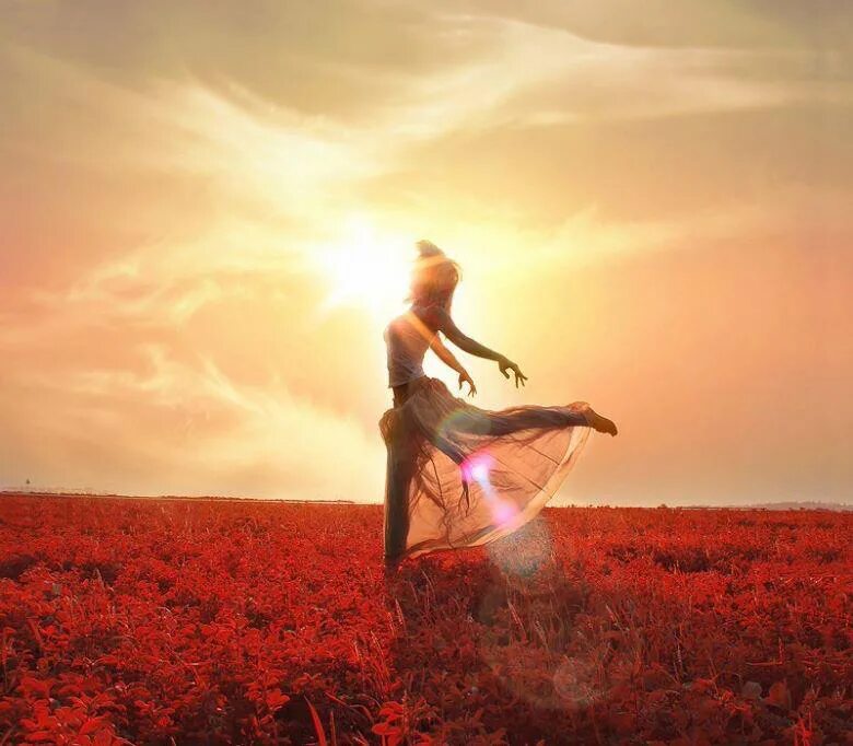 Ангел на облаке. Счастье у моря. Свобода души. Девушка взлетает. Человек прыгает.