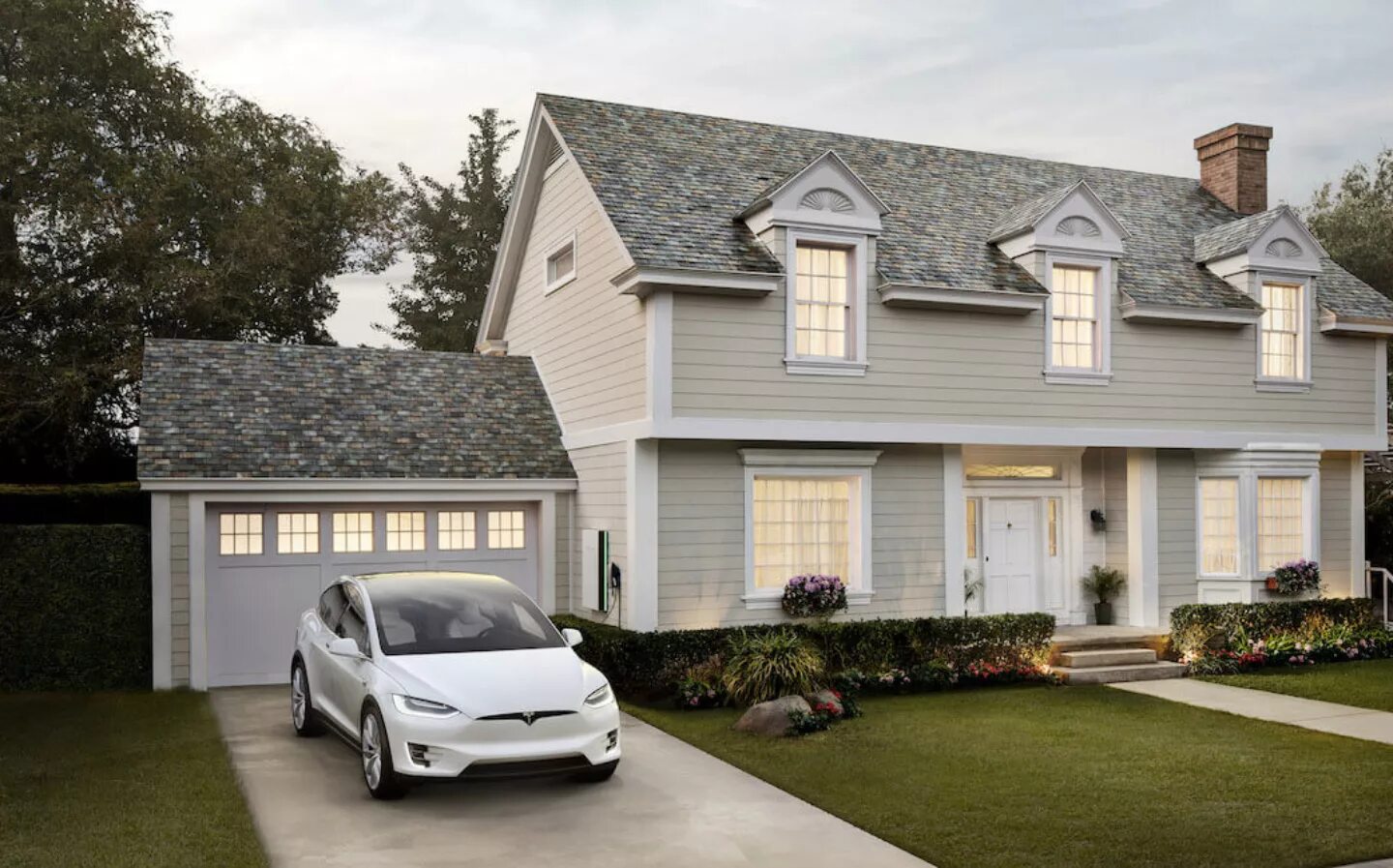 Home car new. Tesla Solar Roof. Tesla Solar Roof машина. Машина возле дома. Коттедж с машиной.