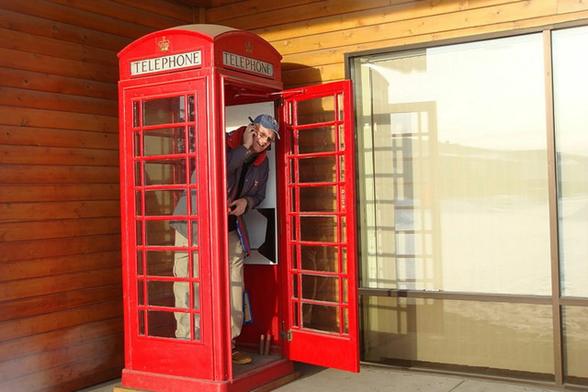 Телефонная будка в Мохаве. GB Phone Booth. Phone Booth Phone.