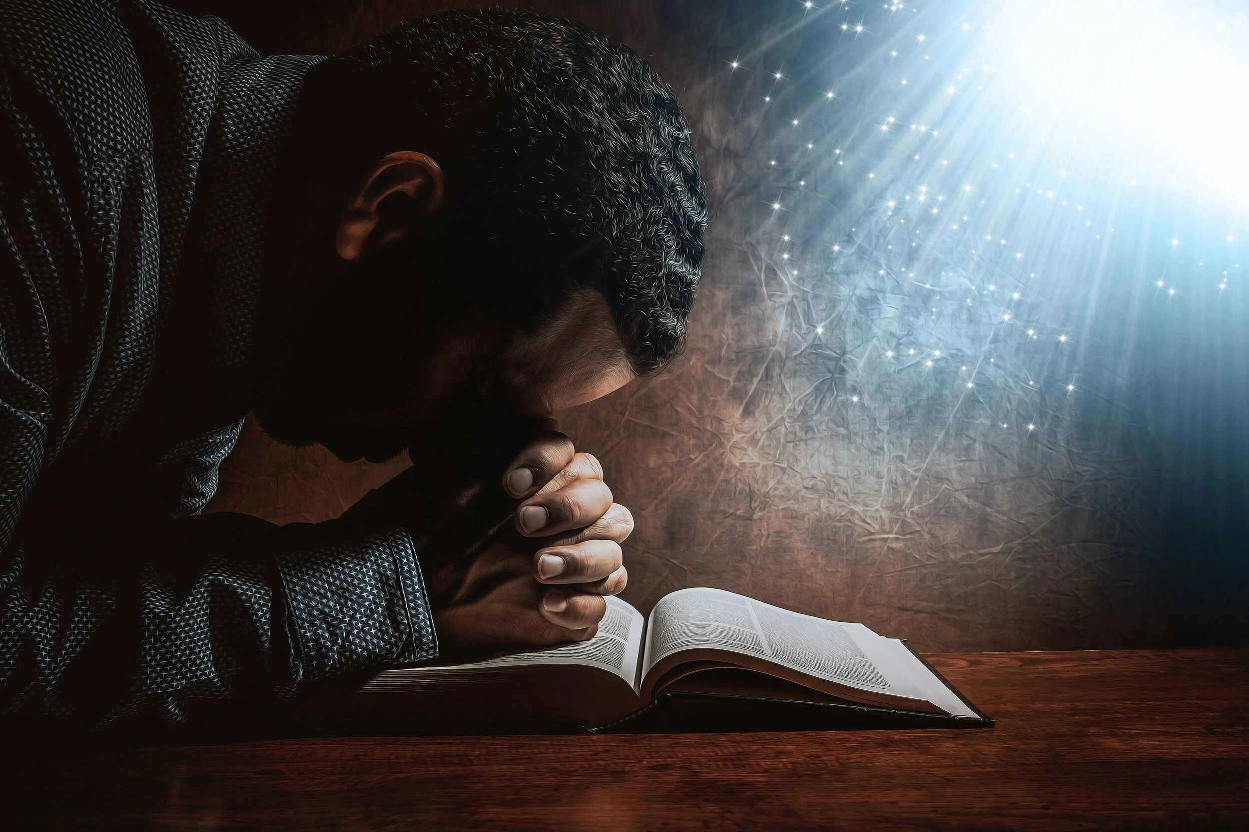 Размышление отец. Человек молится. Мужчина молится. Человек молится с Библией. Молитва.
