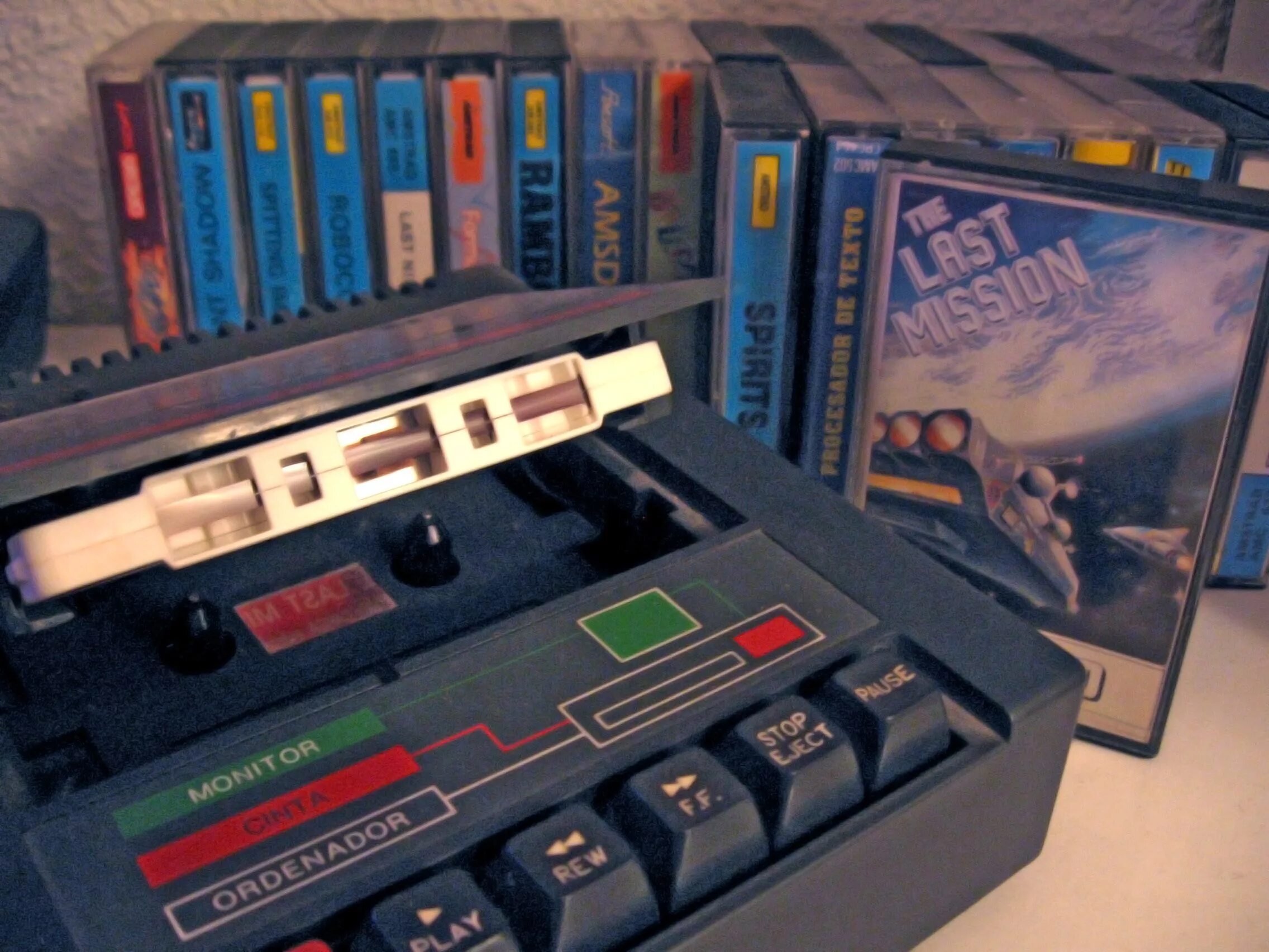 Amstrad CPC 464. Amstrad CPC игры. ZX Spectrum игры на кассетах. ZX Compact Cassette. Игра магнитофон