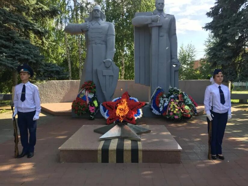 Памятники тимашевск. Мемориальный сквер Тимашевск. Вечный огонь в городе Тимашевске. Мемориальный комплекс Тимашевск. Город Тимашевск Краснодарский край мемориал.