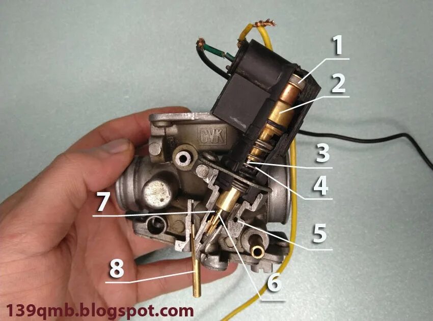 Принцип скутера. Карбюратор скутера 4т 139qmb. Обогатитель карбюратора скутера 4т. Клапан обогатителя на скутере 4т. Карбюратор скутера 4т.