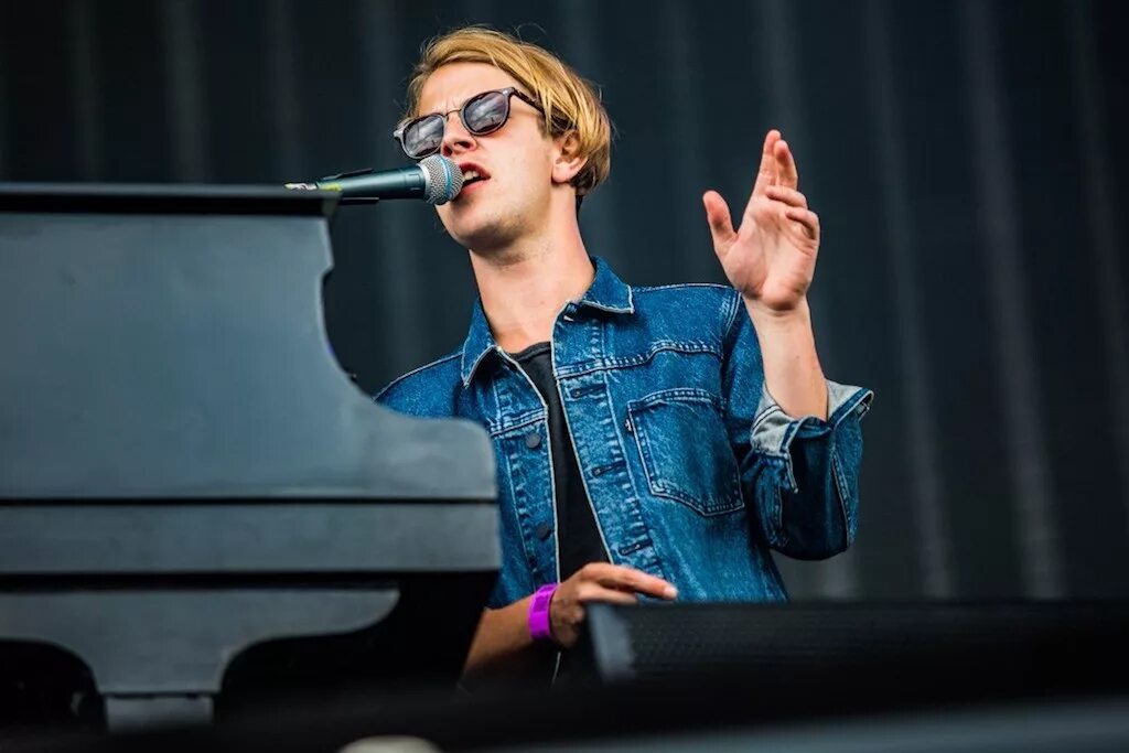 Tom odell friday. Том Оделл 2021. Tom Odell фото 2022. Tom Odell сейчас. Tom Odell Flying.