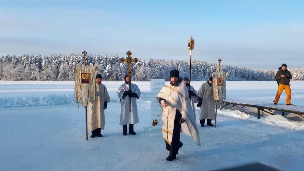 19 января крещение господне купание. Крещение господне празднование. Когда начинается праздник крещения господня. Крещение православный праздник. С крещением господним 19 января.