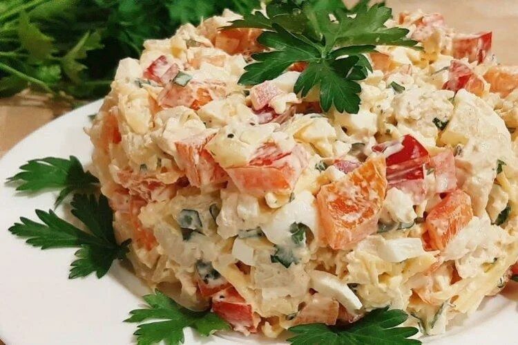 Салат пестрый. Салат с куриной грудкой и болгарским перцем. Салат курица ананас перец болгарский. Салат с ананасом и болгарским перцем. Салат с ветчиной ананасом перец болгарский.