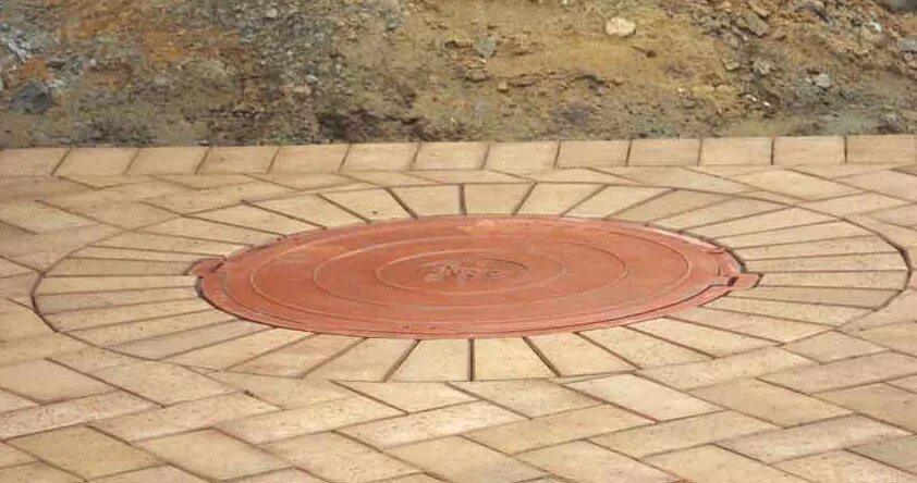 Люк брусчатки. Люк в тротуарной плитке. Люк в брусчатке. Люк под тротуарную плитку. Люк тротуарный под брусчатку 630х630.