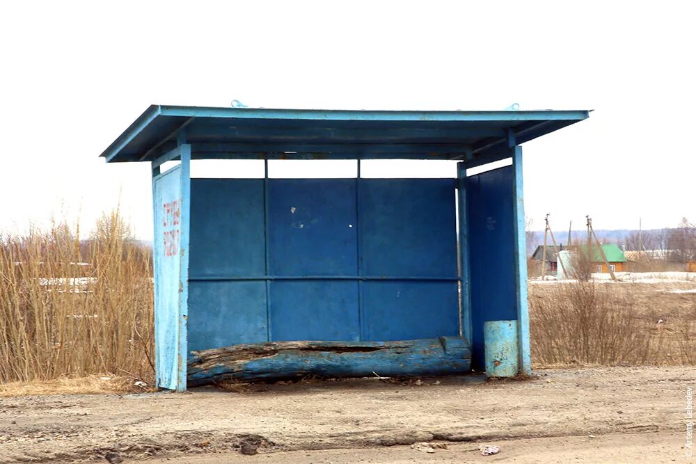 Остановка синий. Остановка в деревне. Деревенская остановка. Старая автобусная остановка. Деревенская автобусная остановка.