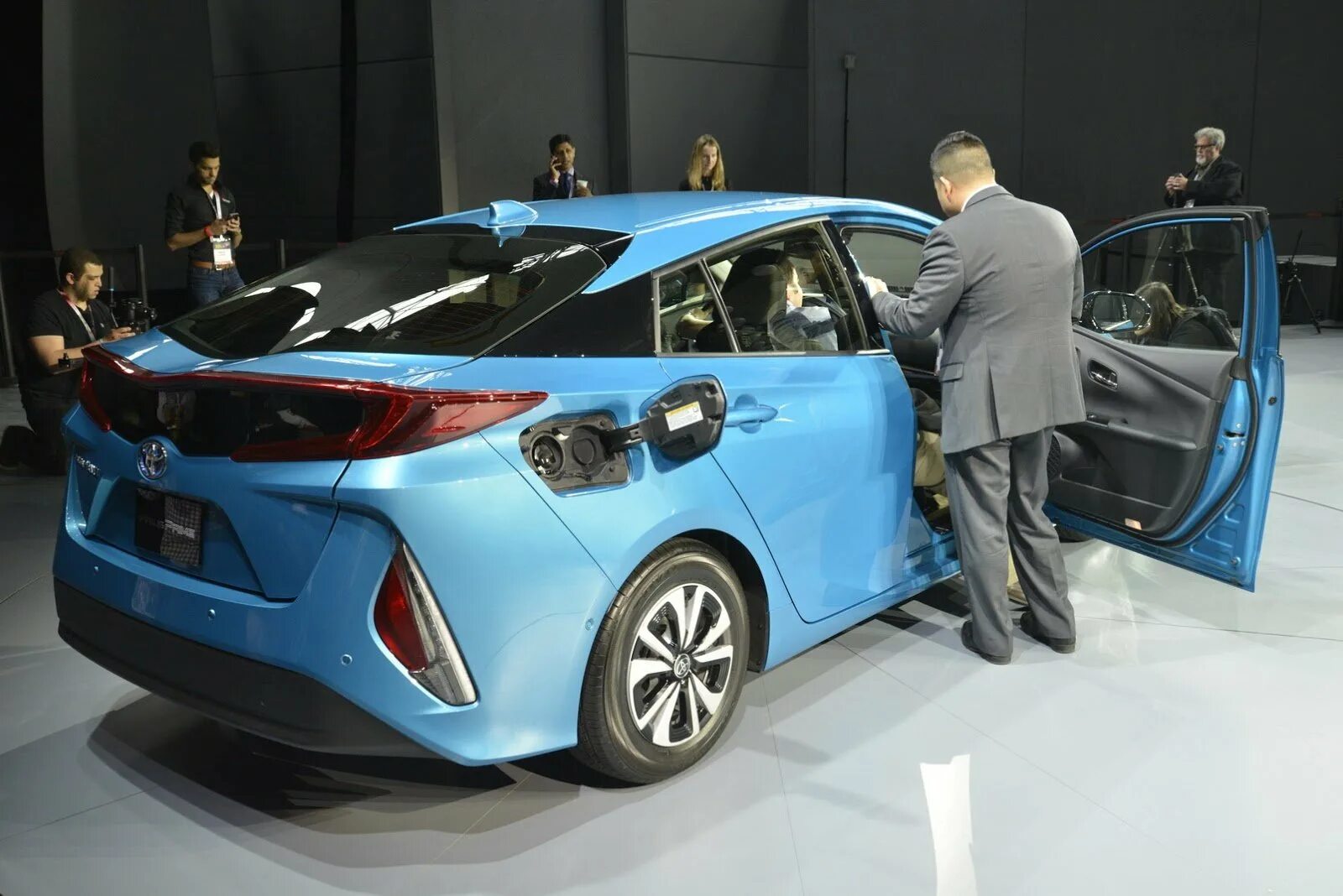 Машина 2017 года купить. Тойота Приус Прайм гибрид. Toyota Prius Hybrid 2023. Toyota Prius Prime 2023. Toyota Prius Hybrid 2018.